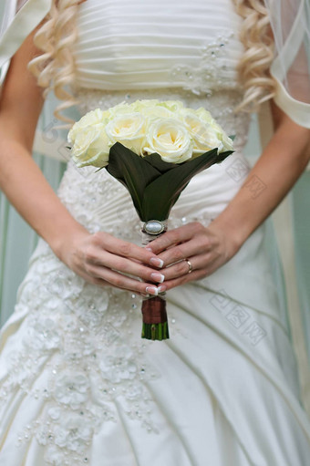 新娘持有美丽的婚礼花束