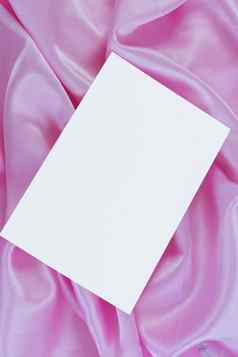 白色卡粉红色的缎