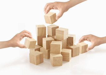 手玩木盒子孤立的背景