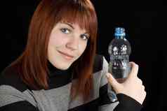 红色头发的人女孩持有水瓶