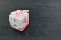 小白色礼物盒子粉红色的心丝带粉红色的弓