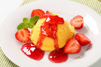 黄色的冰奶油草莓