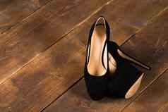 一对女人的鞋子木地板上