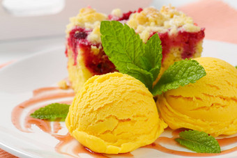 树莓面包屑蛋糕冰奶油