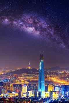 南韩国天际线首尔视图南韩国很多世界购物中心乳白色的南汉山城堡垒
