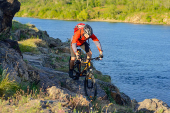 骑自行车的人红色的<strong>夹克</strong>骑山自行车美丽的春天岩石小道河极端的体育<strong>运动</strong>概念
