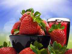 新鲜的健康的草莓汁健康的饮食