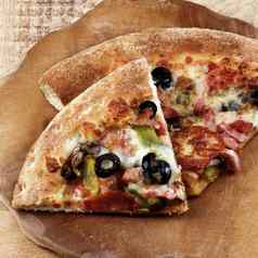 意大利辣香肠黑色的橄榄披萨