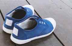 特写镜头蓝色的运动鞋鞋子木地板上古董语气