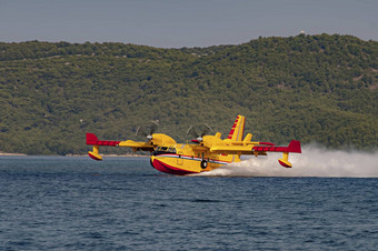黄色的红色的飞机水轰炸机涡轮增压道具<strong>消防</strong>