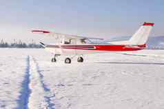 小体育飞机冬天雪覆盖机场