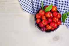 甜蜜的樱桃浆果木碗格子呢织物表格红色的成熟的多汁的甜蜜的樱桃谎言古董木背景平躺前视图Copyspace文本健康的水果食物
