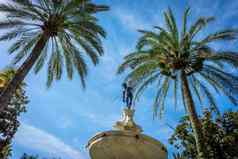 海王星棕榈树城堡花园蓝色的天空