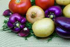 分类新鲜的生蔬菜餐巾选择包括土豆番茄绿色洋葱胡椒大蒜莳萝