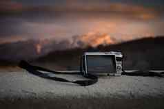 小pockect大小数字相机拍摄日落山