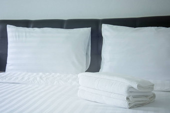 白色枕头毯子皱纹混乱的床上卧室