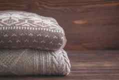 桩米色针织冬天衣服木背景毛衣针织品