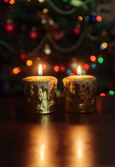 圣诞节蜡烛前面圣诞节树闪闪发光的光
