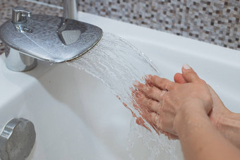 洗手肥皂运行水