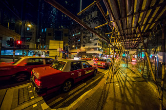 红色的出租车晚些时候晚上十字路口在香港香港