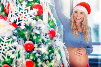 怀孕了女人装修圣诞节树
