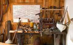 集合古董木工工具粗糙的工作台