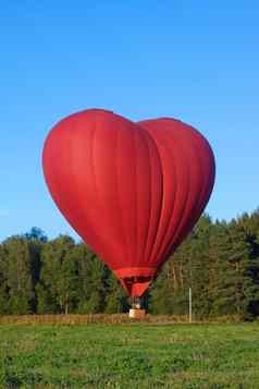 红色的情人节心形状的气球飞行