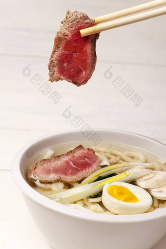 日本汤面条蛋肉