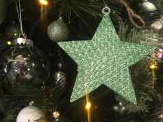 绿色闪闪发光的镶嵌明星挂圣诞节树