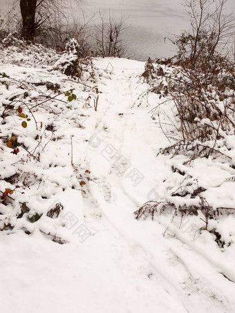 冻山人行道一边湖冬天12月雪