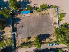 空中视图篮球场一天时间海滩无人机