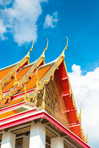 屋顶寺庙泰国锋利的山峰蓝色的