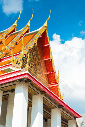 美丽的屋顶寺庙泰国锋利的山峰