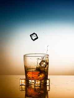 苏格兰威士忌威士忌玻璃飞溅冰