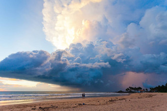 阿洪加拉海滩斯里兰卡斯里兰卡不可思议的蘑菇云太阳