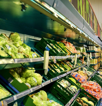 模糊蔬菜水果零售商部分零售商店欧洲蔬菜水果零售商当地的超市散焦背景