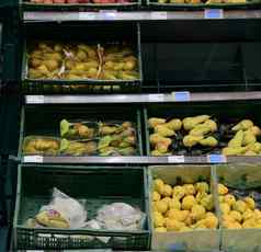 蔬菜水果零售商部分零售商店欧洲蔬菜水果零售商梨当地的超市