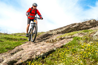 骑自行车的人红色的<strong>夹克</strong>骑山自行车岩石山极端的体育<strong>运动</strong>冒险概念
