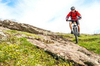 骑自行车的人红色的<strong>夹克</strong>骑山自行车岩石山极端的体育<strong>运动</strong>冒险概念