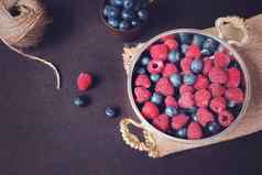新鲜的树莓蓝莓黑暗图片复制空间左新鲜的水果浆果铜杯碗黑暗风格股票照片黑色的背景