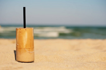 冰 沙冰咖啡海滩夏天冰咖啡frappuccino冰 沙拿铁高玻璃沙子背景海滩酒吧假期冷饮料菜单布局免费的文本空间复制空间