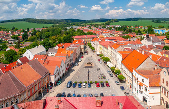 空中视图和平小镇广场贝尔塔斯拉沃尼采捷克加拿大czechia