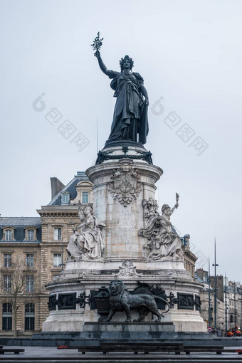 玛丽安雕像共和国广场巴黎
