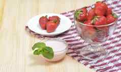 草莓碗木表格餐巾