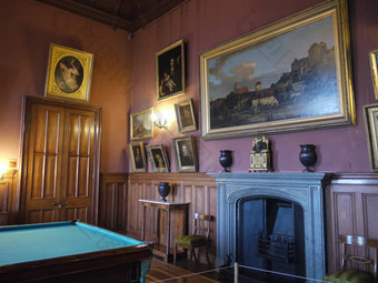 博物馆的房间有家具的中世纪的风格壁炉绘画