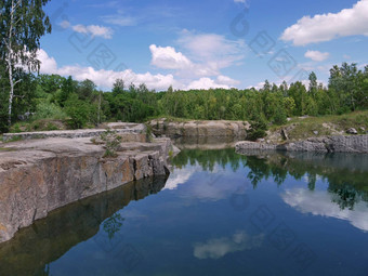 小安静的池塘清晰的水说谎石头银行