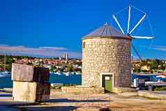 小镇medulin风车具有里程碑意义的海滨视图