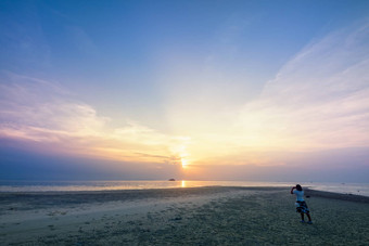 女人<strong>旅游</strong>采取照片海滩