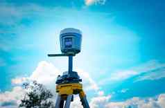 全球定位系统(gps)测量仪器蓝色的天空背景