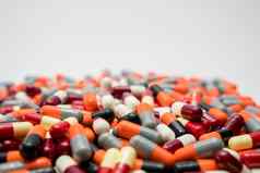 橙色黑色的灰色白色红色的苍白的黄色的胶囊药片白色背景抗生素药物电阻药物的相互作用制药行业药店背景抗菌医学